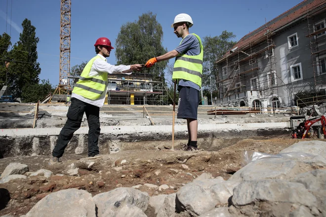 Med najdbami je veliko rimskih novcev, lončevine ... Foto: Uroš Hočevar FOTO: Uroš Hočevar/Delo