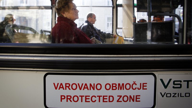 Fotografija: Medtem ko v nekaterih evropskih mestih razmišljajo o uvedbi brezplačnega javnega prevoza, ljubljansko javno podjetje LPP porablja denar za najem zasebne varnostne službe, s katero ob kontrolorjih preganjajo neplačnike.
FOTO: Matej Družnik/Delo