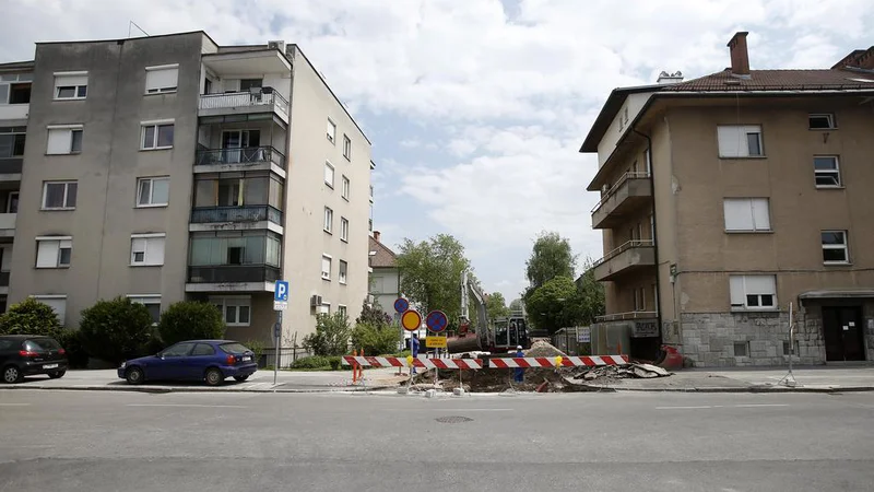 Fotografija: Župan je na predstavitvi približno 50 okoliškim stanovalcem ­predlagal, da bi po koncu prenove Livarske ulice obrnili promet v nasprotno smer, kar so ti sprejeli z zmernim navdušenjem. FOTO: Blaž Samec/Delo/