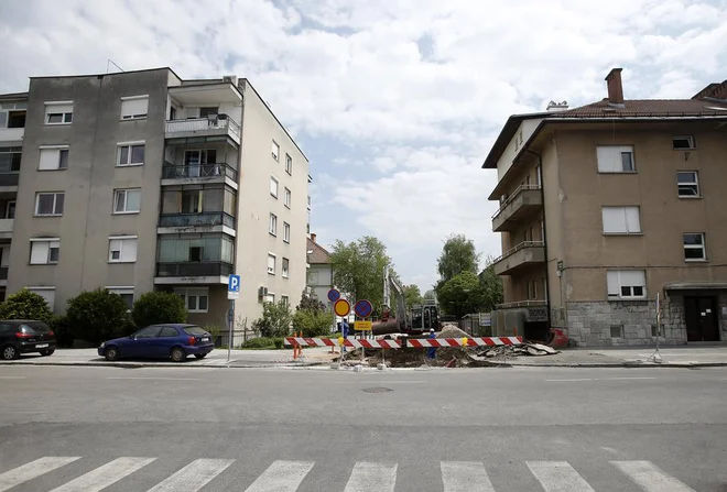 Župan je na predstavitvi približno 50 okoliškim stanovalcem &shy;predlagal, da bi po koncu prenove Livarske ulice obrnili promet v nasprotno smer, kar so ti sprejeli z zmernim navdušenjem. FOTO: Blaž Samec/Delo/