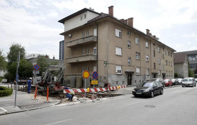 V skoraj vseh križiščih nameravajo z razširitvami zagotoviti prostor za dodatne zavijalne pasove. FOTO: Blaž Samec/Delo/