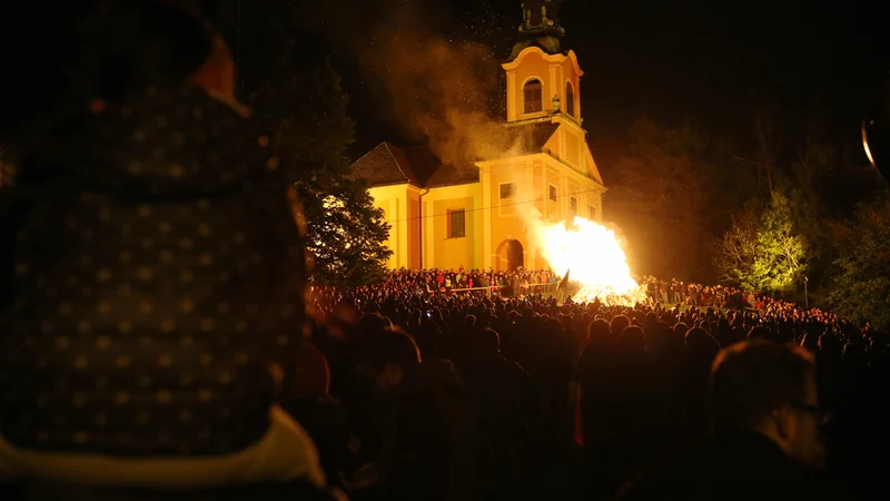Fotografija: Ljubljančani hodijo za prvi maj h kresu na Rožnik, na predvečer praznika zažarijo tudi po številnih drugih krajih. FOTO: Igor Zaplatil