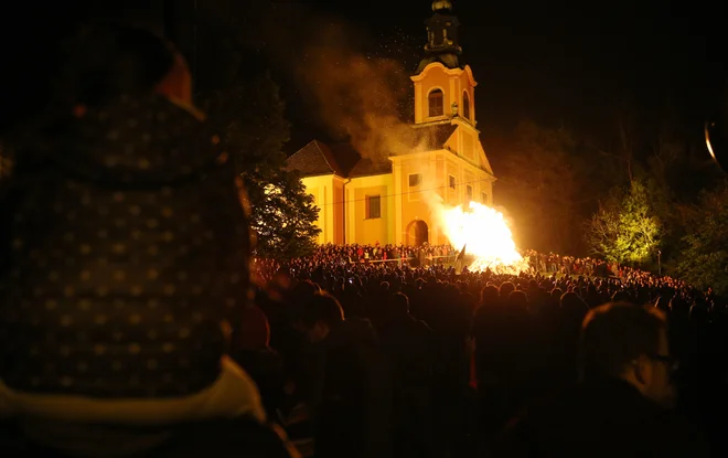 Ljubljančani hodijo za prvi maj h kresu na Rožnik, na predvečer praznika zažarijo tudi po številnih drugih krajih. FOTO: Igor&nbsp;Zaplatil