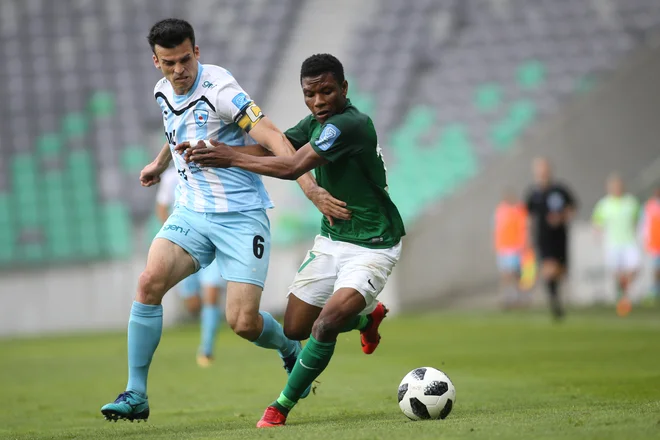 Issah Abass (desno) je proti Gorici izsilil enajstmetrovko, a je bil večji del tekme v senci branilca Mihe Gregoriča. FOTO: Tomi Lombar/Delo/