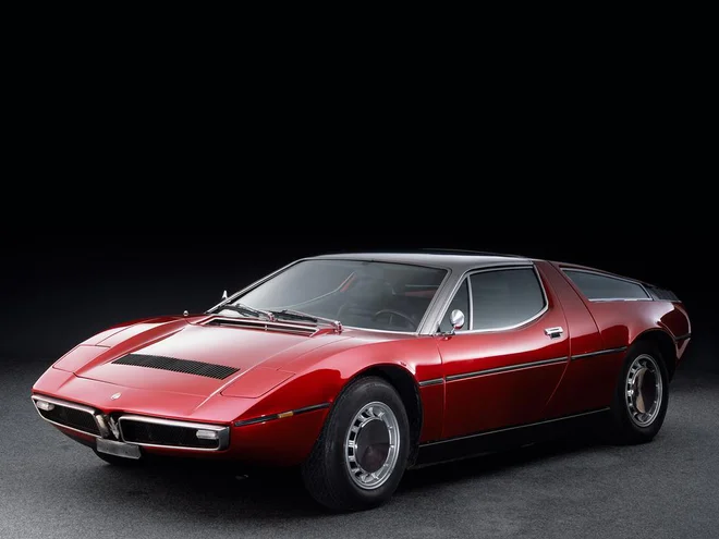 Bora je bila prvi serijski maserati s sredinsko nameščenim motorjem, kar je bila pozneje osnova za razvoj meraka. Zdaj se zdi kot prispodoba eksotičnega, hitrega in inovativnega italijanskega superšportnika. FOTO: Maserati