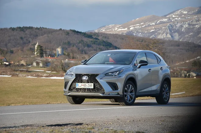 Lexus NX je tudi po prefinjeni prenovi navzven zelo prepoznaven, hibridni pogon pa zaščitni znak. FOTO: Gašper Boncelj