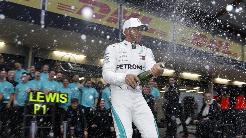 Fotografija: Lewis Hamilton se ni mogel načuditi razpletu, a se ni pritoževal. Foto AP