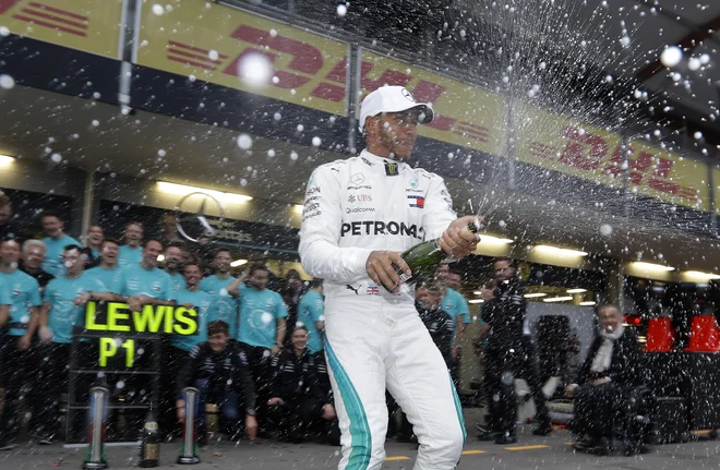 Lewis Hamilton se ni mogel načuditi razpletu, a se ni pritoževal. Foto AP