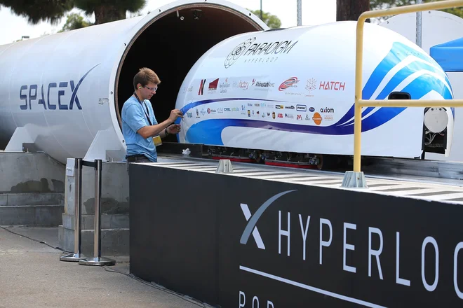Vlak Hyperoop bo za pot med Abu Dabijem in Dubajem porabil 12 minut. FOTO: Reuters