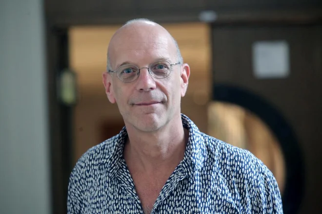 Geert Lovink že več desetletij proučuje fenomene svetovnega spleta, od vprašanja identitete na internetu do družbenih omrežij in kriptovalut. FOTO: Mavric Pivk/Delo