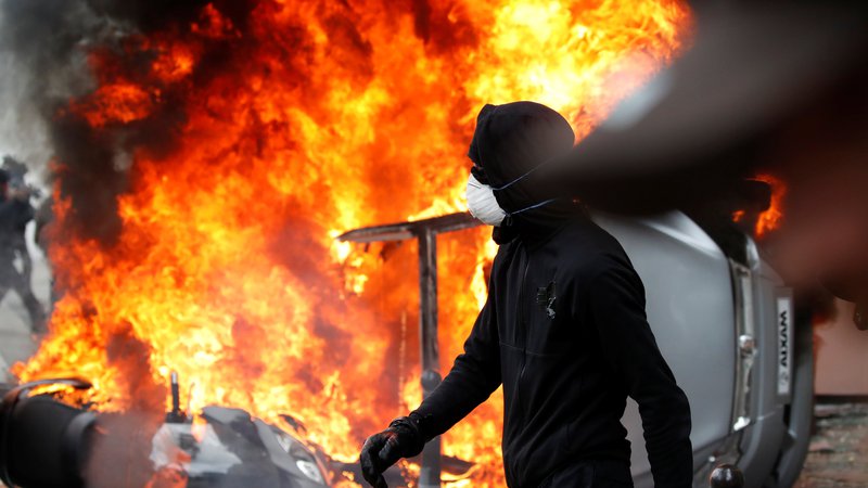 Fotografija: Pariška policija je že dan prej posvarila, da želijo skrajneži tradicionalne prvomajske prireditve izkoristiti za napad na varnostne sile ter simbole kapitalizma. FOTO: Christian Hartmann/Reuters