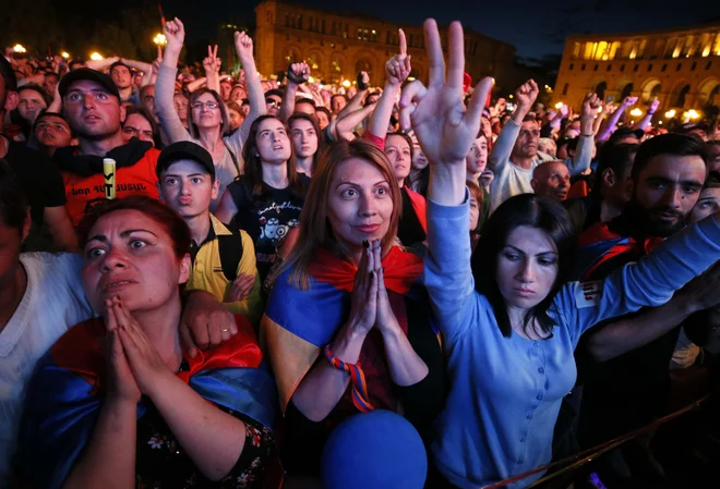 Armenijo so v zadnjih dveh tednih zajeli množični protesti proti Sarkisjanu, ki jih je vodil Nikol Pašinjan. FOTO: Gleb Garanich/Reuters