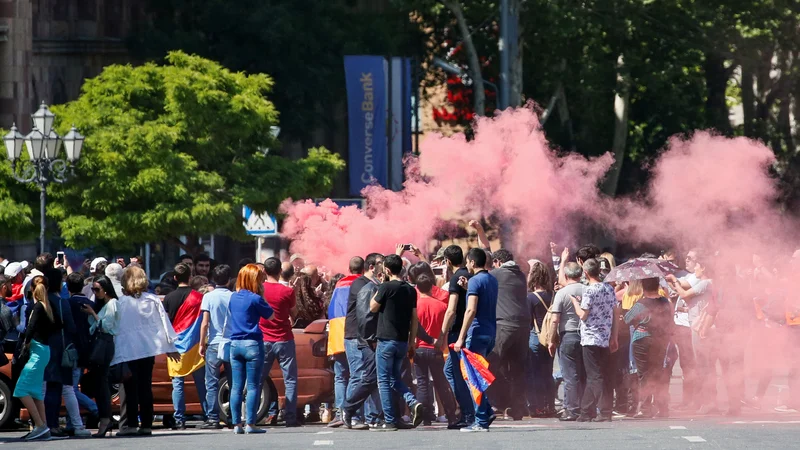 Fotografija: Armenski protestniki blokirajo najpomembnejše ulice. FOTO: Reuters