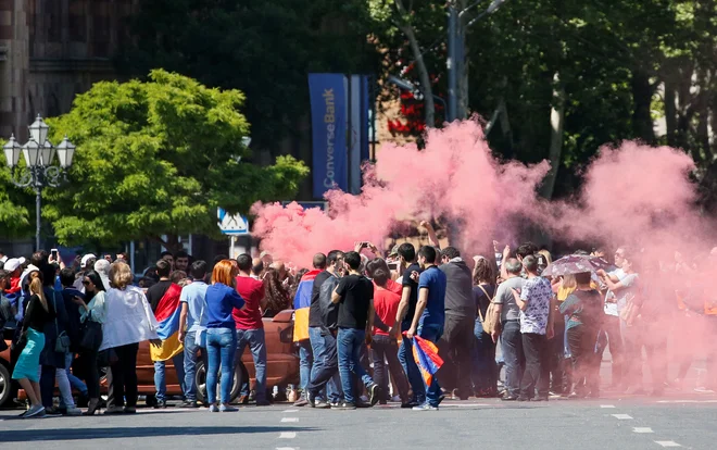 Armenski protestniki blokirajo najpomembnejše ulice. FOTO: Reuters