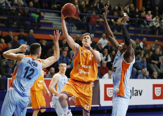 Blaž Mahkovic (Helios) je s povprečjem 17 točk najučinkovitejši slovenski košarkar v ligi za prvaka. Na skupni razpredelnici je pred njim le Srb Miloš Pešić (Šentjur) z 19,8 točke.