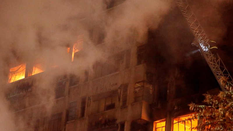 Fotografija: Oblasti ne vedo, koliko ljudi je bilo v času požara v stavbi. FOTO: Stringer/Reuters