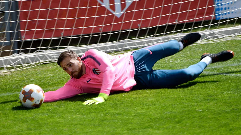 Fotografija: Jan Oblak na zadnjem treningu pred snidenjem z Arsenalom. Drevi bo moral pokazati vse, kar zna.