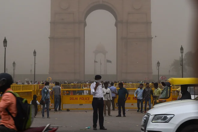Peščeni vihar v New Delhiju FOTO: Chandan Khanna/AFP