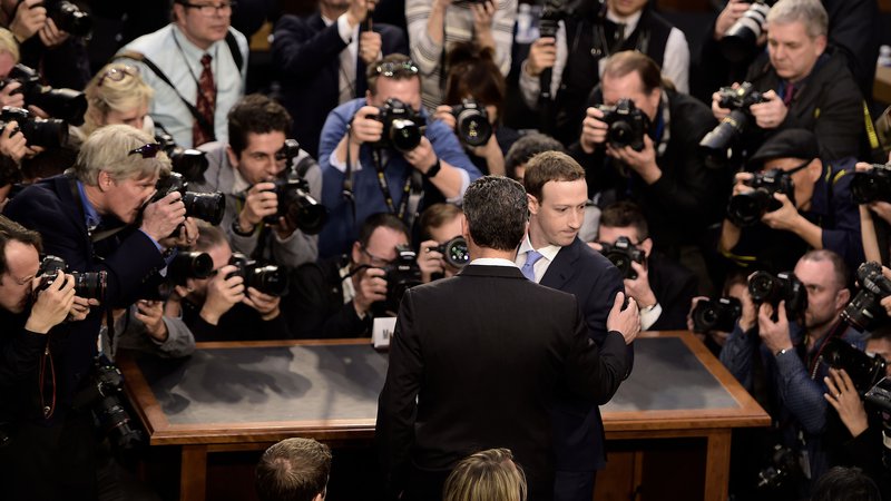 Fotografija: Zaradi škandala je moral ustanovitelj in izvršni direktor Facebooka Mark Zuckerberg pričati pred kongresom.