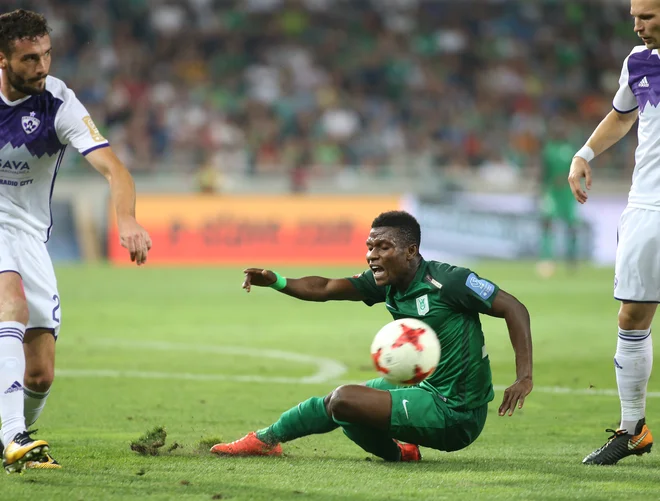 Issah Abass je na tretji gol v drugem delu sezone čakal od 11. marca, kopje odločil tekmo v Kranju. FOTO: Jože Suhadolnik/Delo