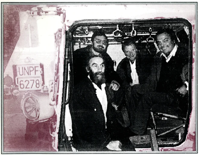 FOTO: osebni arhiv Borisa A. Novaka/ Josip Osti, Boris A. Novak, Niko Grafenauer in Drago Jančar v oklepnem vozilu z registrsko oznako UNPF 6278; fotografija je z naslovnice Zore Cankarjeve, revije za kulturo in družbena vprašanja.