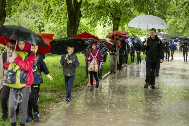 Šolarji so 4. maja hodili v dežju, prihodnje leto bo gotovo sijalo sonce.