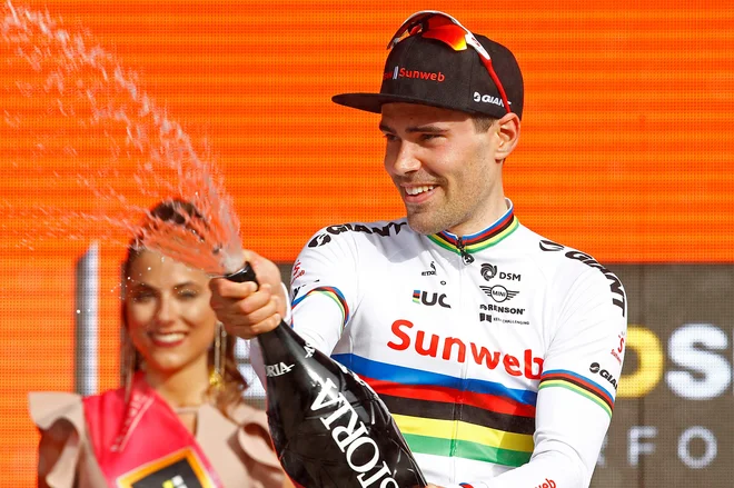 Tom Dumoulin je prvi odpiral zmagovalni šampanjec.