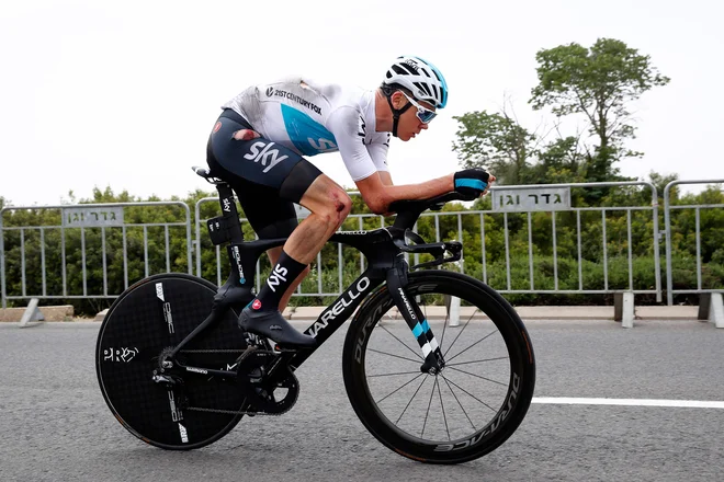 Chris Froome se je s strganim dresom in odrgninami vrnil z ogleda proge.