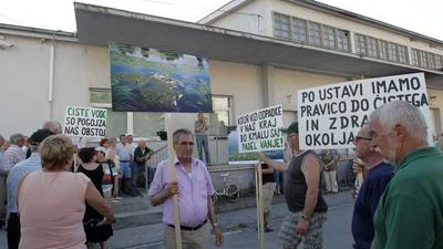 Fotografija: Protest Vevčanov pred nesojeno sortirnico odpadne embalaže junija 2013. FOTO: Ljubo Vukelič/Delo