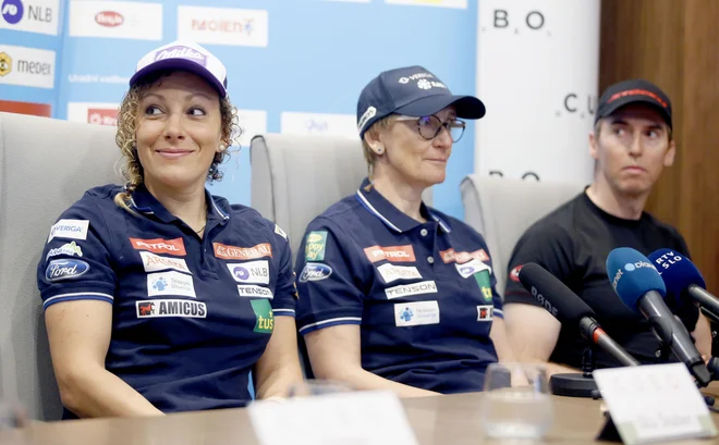 Mama Ilke Štuhec Darja Črnko (v sredini) bo v prihodnje še naprej vodja ekipe Ilke Štuhec (levo), servis pa prepušča izkušenemu Alešu Sopotniku (desno). FOTO: Roman Šipić/Delo