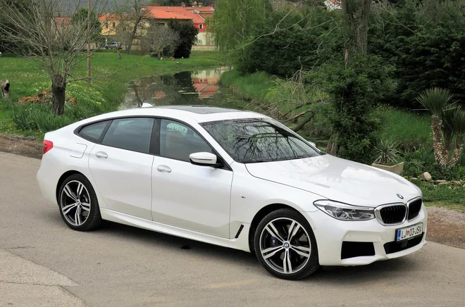 GT serije 6 ni avtomobil, ob katerem bi se ti zaradi lepote in šarma tresla kolena. Prednosti bavarske izvedbe gran turismo so drugačne, bolj limuzinsko-potovalne. FOTO: Bruno Kuzmin/