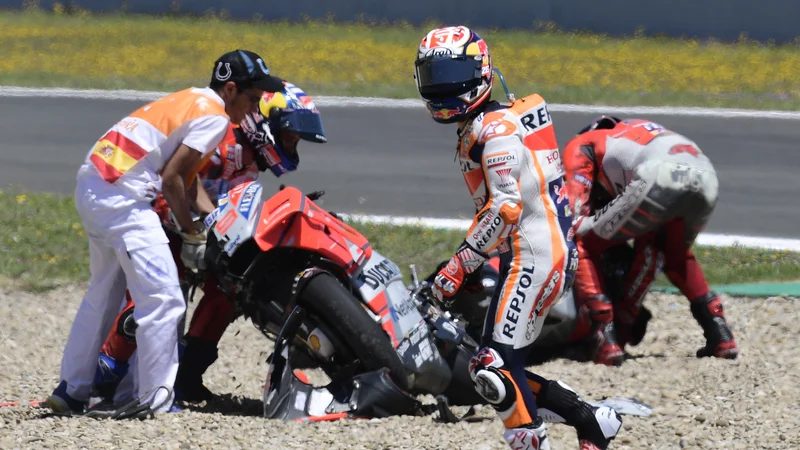 Fotografija: Dani Pedrosa, Andrea Dovizioso in Jorge Lorenzo so takole predčasno končali špansko dirko. Foto Javier Soriano/AFP