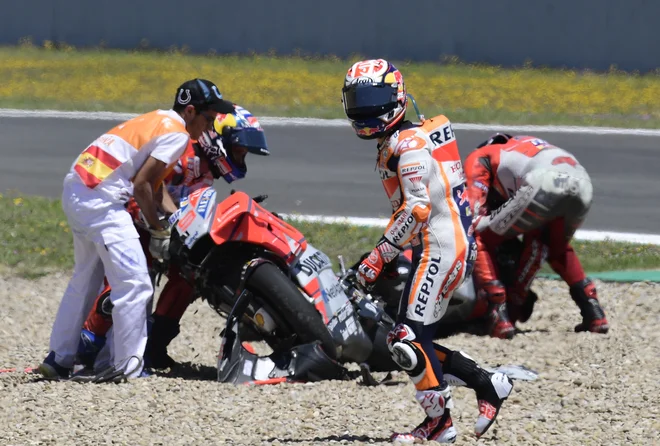 Dani Pedrosa, Andrea Dovizioso in Jorge Lorenzo so takole predčasno končali špansko dirko. Foto Javier Soriano/AFP