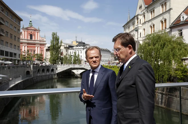 Sprehod predsednika vlade, ki opravlja tekoče posle, Mira Cerarja in predsednika Evropskega sveta Donalda Tuska po Ljubljani. FOTO: Matej Družnik