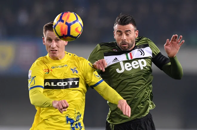 Valter Birsa (desno) je v tej italijanski sezoni zabil dva gola in prispeval sedem podaj za gol. Šempetrčan igra na &raquo;škornju&laquo; od leta 2011.