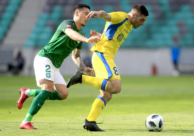 Jason Davidson (levo) je zadel prvič v Olimpijinem dresu. Foto&nbsp;Roman Šipić/Delo