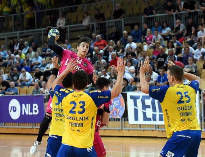 Odlični 17-letnik Domen Makuc je prevzel odgovornost in Celjane obvaroval pred porazom v Kopru. Foto: Slavko Kolar/CPL