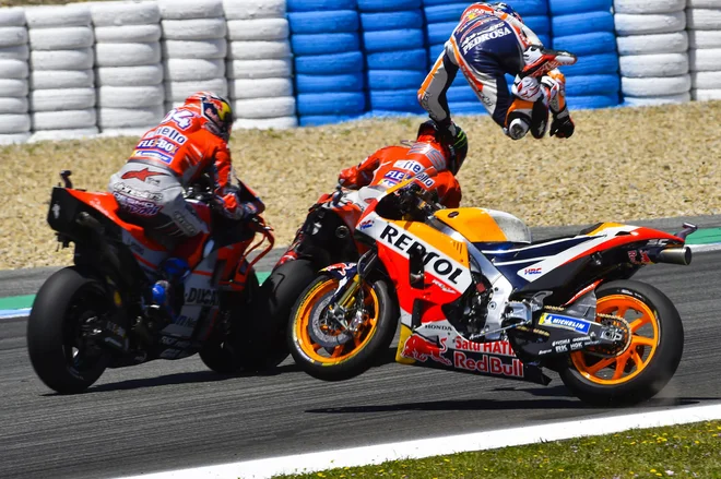 Ključni trenutek: Dani Pedrosa (v zraku) je trčil v Jorgeja Lorenza, ki ga je odneslo v Andreo Doviziosa.
