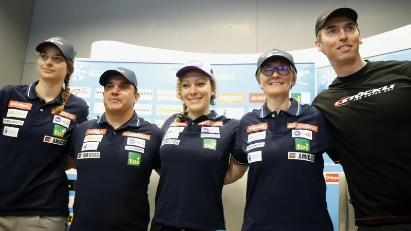 Fotografija: Ilka Štuhec (v sredini) ima ob sebi najboljšo ekipo, pravi. V njej so (z leve) kineziologinja Anja Šešum, trener Grega Koštomaj, vodja ekipe Darja Črnko in serviser Aleš Sopotnik. FOTO: Roman Šipić/Delo