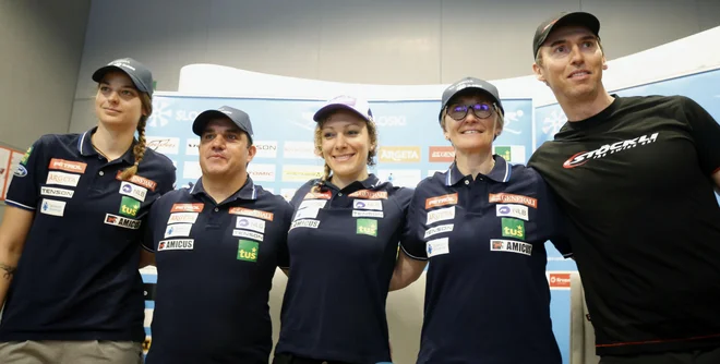 Ilka Štuhec (v sredini) ima ob sebi najboljšo ekipo, pravi. V njej so (z leve) kineziologinja Anja Šešum, trener Grega Koštomaj, vodja ekipe Darja Črnko in serviser Aleš Sopotnik. FOTO: Roman Šipić/Delo