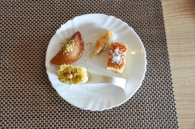Sladko - katajef, baklava, babusa, halavet. FOTO: Uroš Mencinger