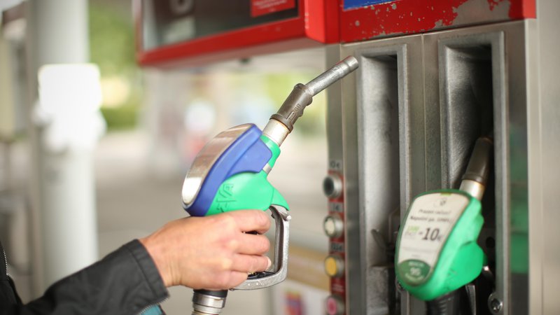 Fotografija: Točenje goriva na bencinskem servisu FOTO: Jure Eržen/Delo