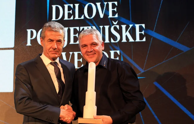 Katera podjetniška zvezda bo naslednila lanskega zmagovalca Dewesoft? Član žirije Stojan Petrič (levo) je lani podelil kipec za zmagovalca direktorju Dewesofta Andreju Orožnu.