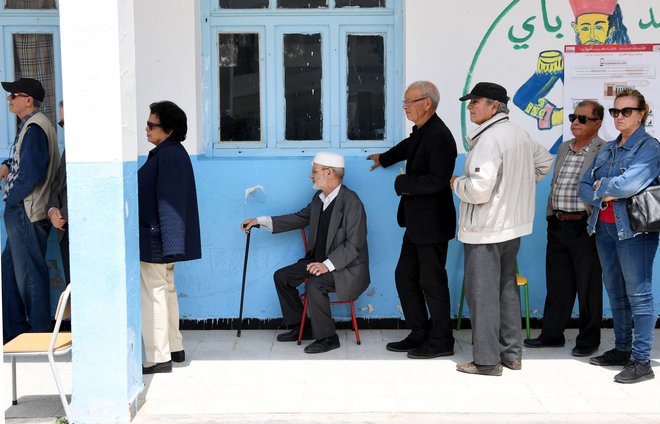 Vrsta pred voliščem v prestolnici Tunis. FOTO: Fethi Belaid/AFP