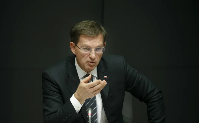 Miro Cerar gre na zmago, a te sodeč po anketah (še) ni na obzorju.<br />
&nbsp;