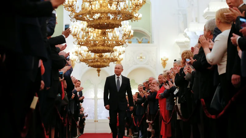 Vladimir Putin v špalirju gostov prihaja na svojo že četrto predsedniško inavguracijo. FOTO: Reuters