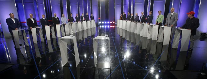 Predsedniki dvajsetih strank so se izgubili v studiu RTV Slovenija, prav tako njihova sporočila. FOTO: Blaž Samec/Delo