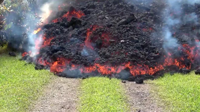 Bruhanje lave se je nekoliko umirilo, a geologi svarijo, da bi šlo lahko zgolj za zatišje pred novim izbruhom.&nbsp;FOTO: Social Media/Reuters