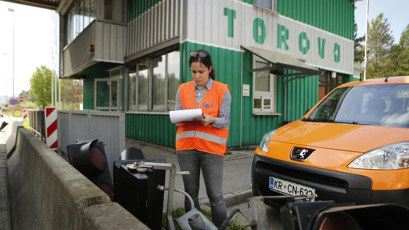 Fotografija: Na gorenjski avtocesti so se že začela prva dela za rušitev cestninske postaje Torovo. FOTO: Leon Vidic/Delo