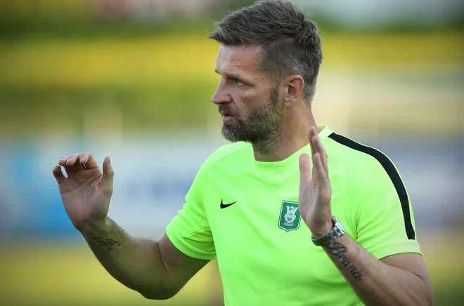 Olimpijin trener Igor Bišćan je še drugič v zadnjih dnevih preusmeril pozornost od igralcev. FOTO: Jure Eržen/Delo/